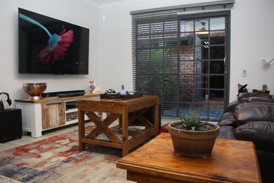 5 Bedroom Property for Sale in Langenhovenpark Free State